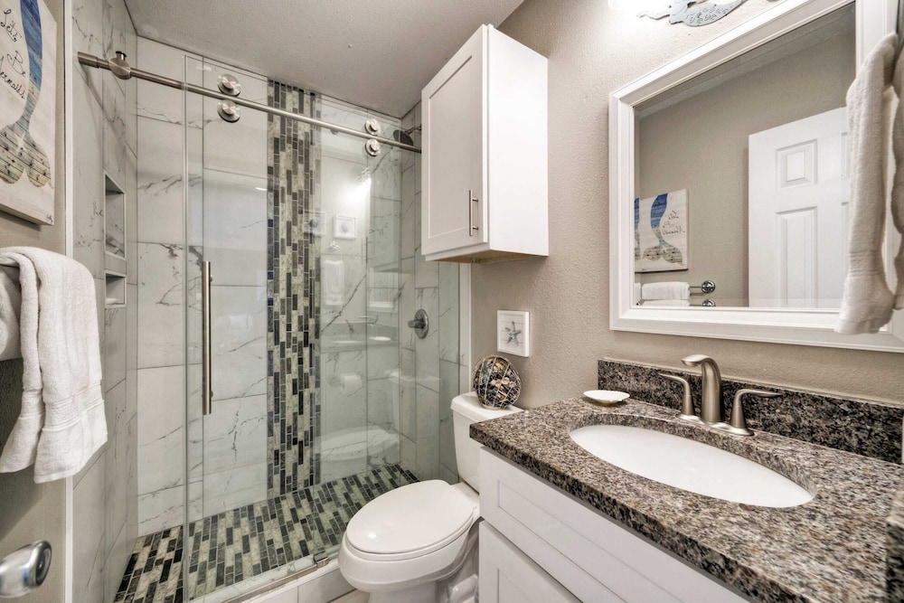 Steps to Sandfest 2 Condos in Beachfront Complex w/ Pool, Pickleball/tennis