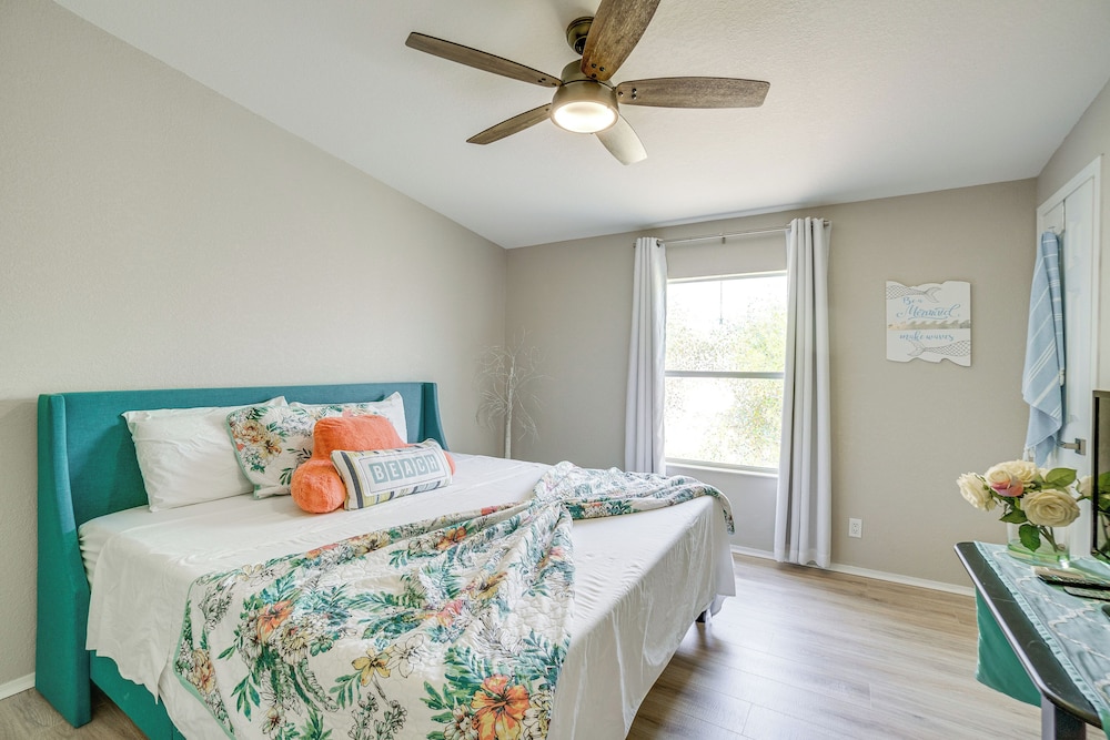 Tee Off & Soak Up Sun! Airy Englewood Gem w/ Yard