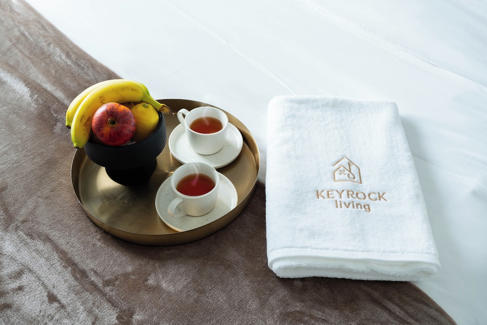 KeyRock - Modern 1BR in Zada with Pool