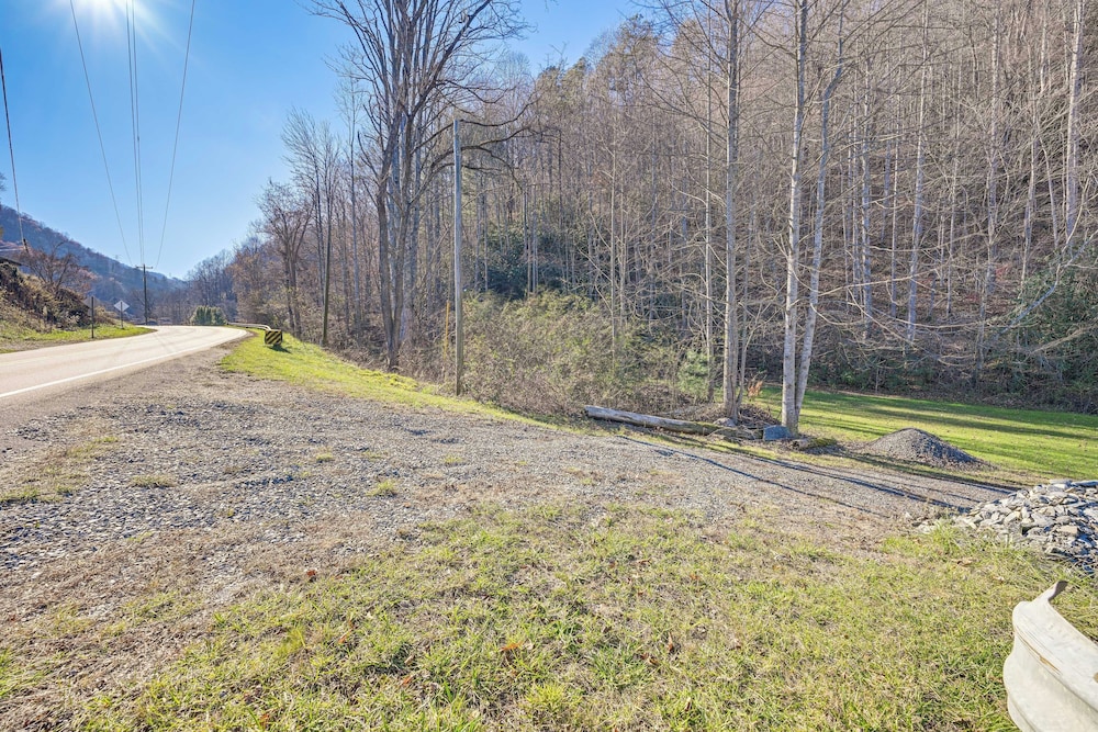Creekside Haven w/ Fire Pit Near Nantahala River