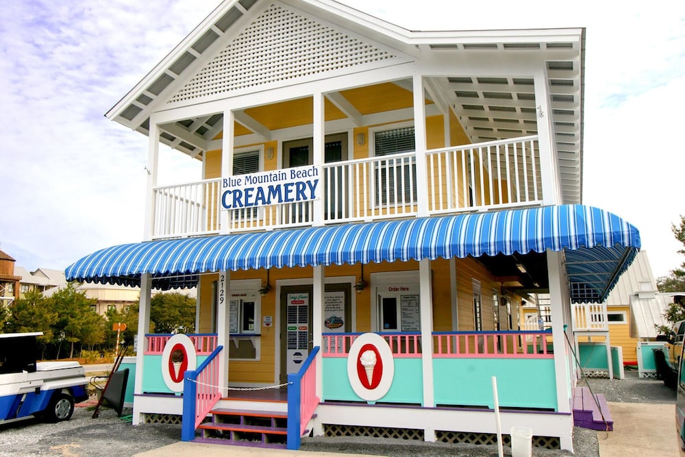 Cowtown Cottage 1302