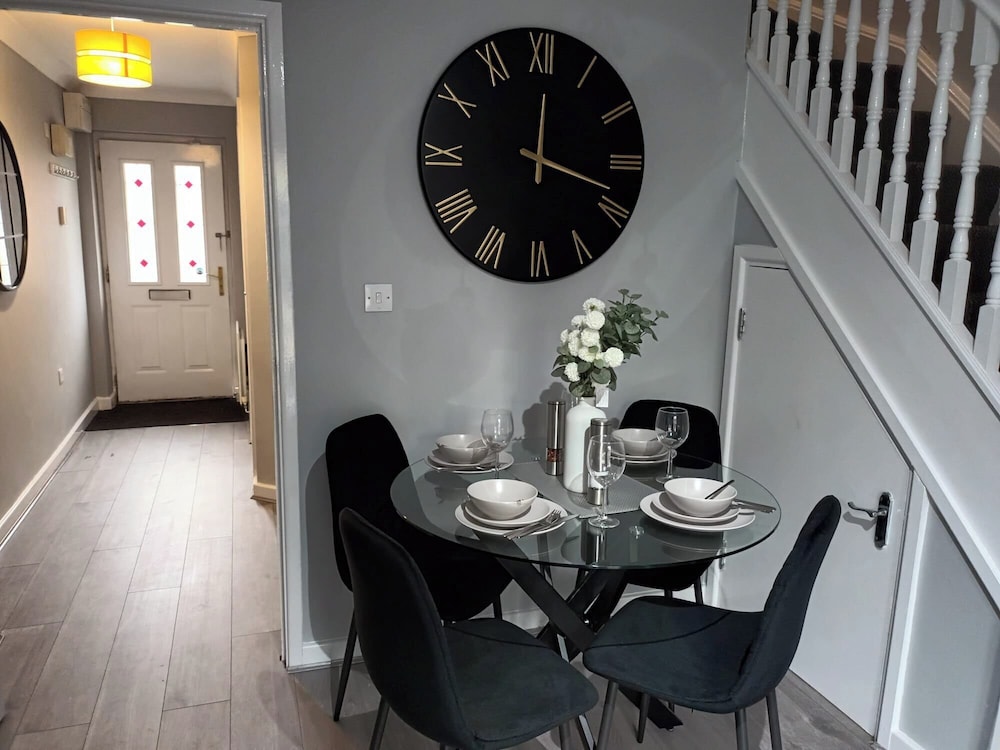 2 Bed House - Sleeps 6 - Parking - Wifi