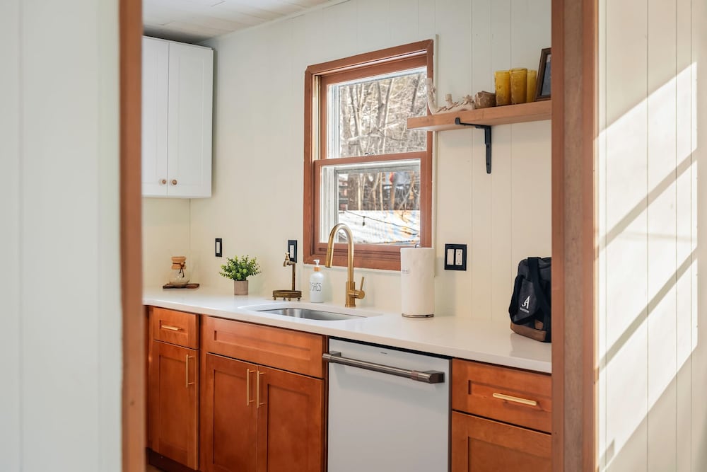 Burrow by Bidwell Cozy Arrowhead Lake Escape With Pools and Outdoor Adventures