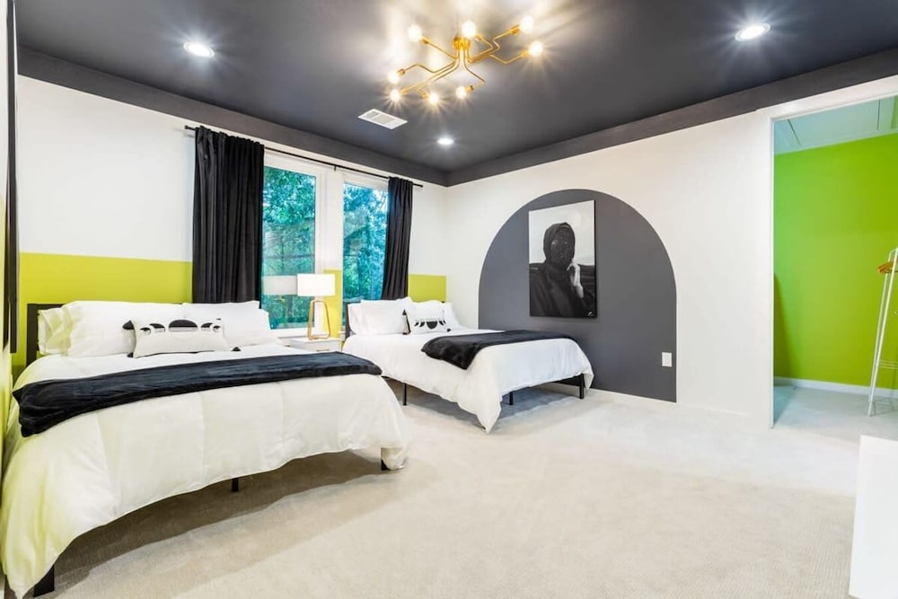 Stylish Clubhouse Retreat w/ Hot Tub Near Downtown