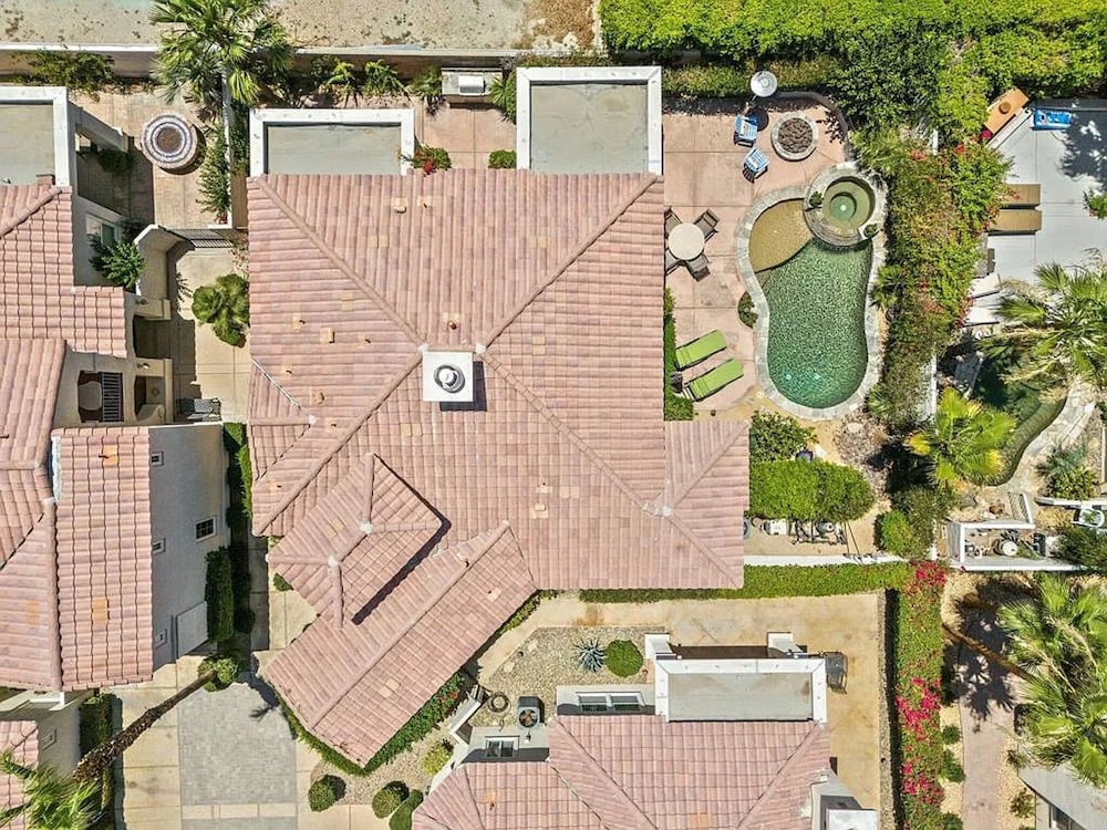 Stylish 2BR w Spa Patio