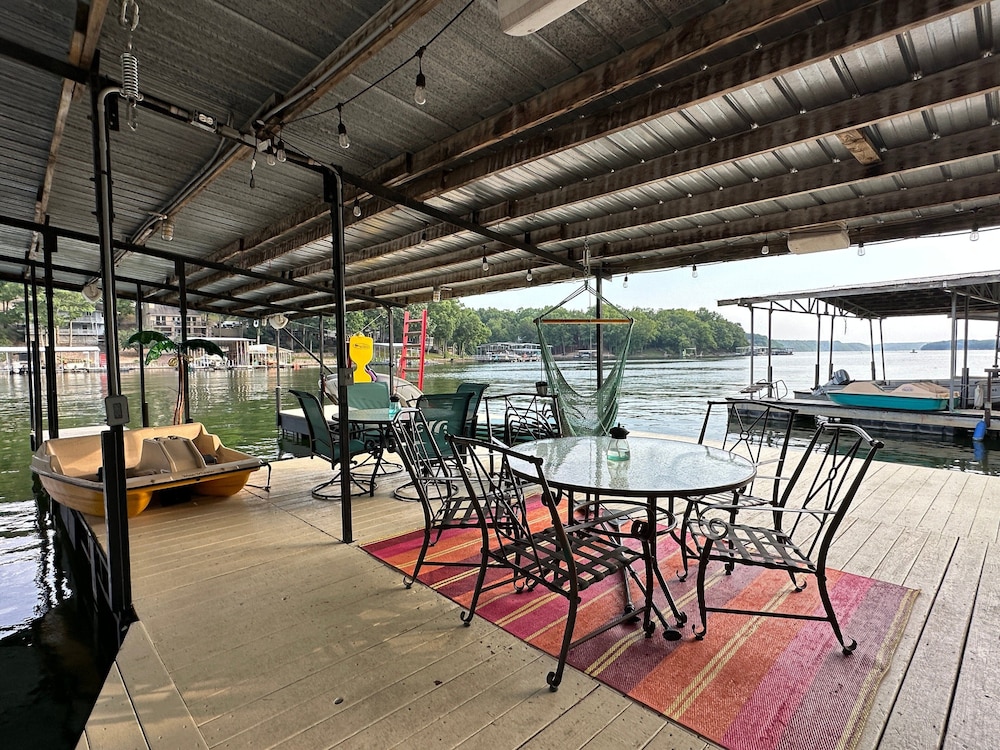 Spectacular Sunsets, Live Music & Nearby Restos