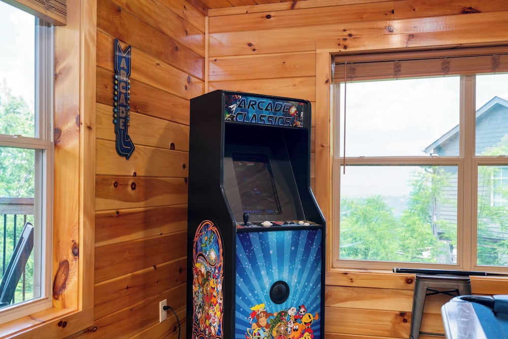 Evergreen Echo by Avantstay Cabin w/ Mountain Views, Theater, Game Room, and Hot Tub