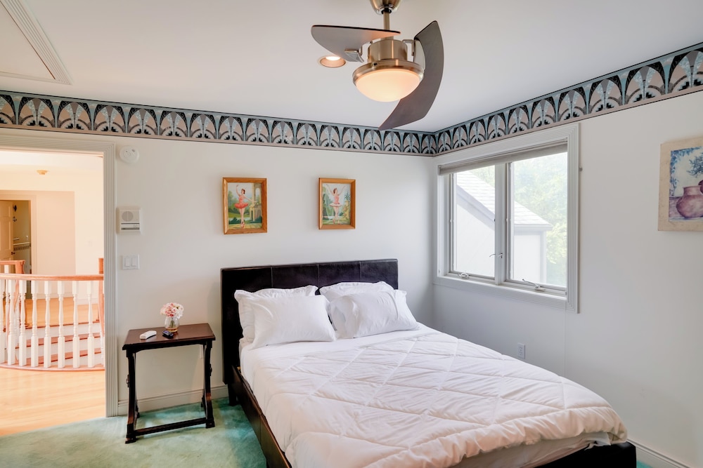 Luxury Mansion Rental w/ Rec Room in Niskayuna!