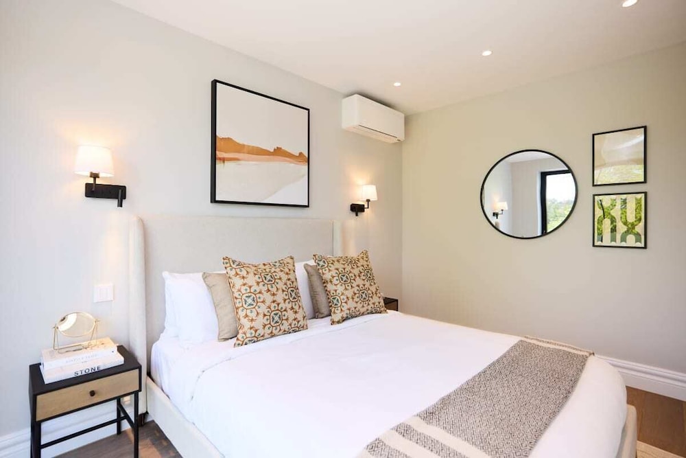 The Temple Fortune Crib - Lovely 3BDR House with Balcony