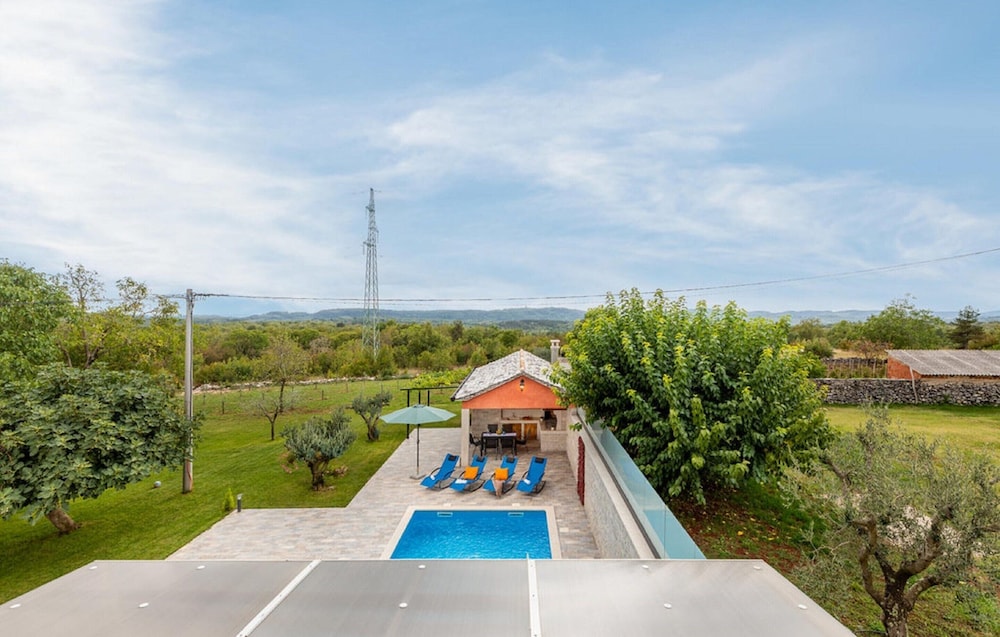 Stylish Villa With Swimming Pool and Garden
