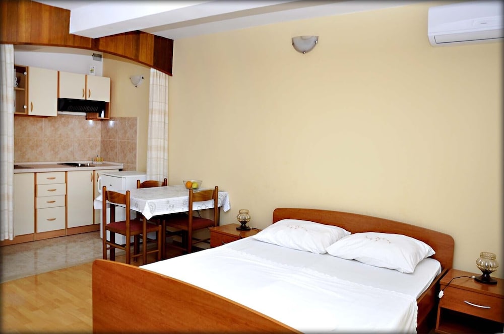 Immaculate 4-bed House in Lumbarda view 2