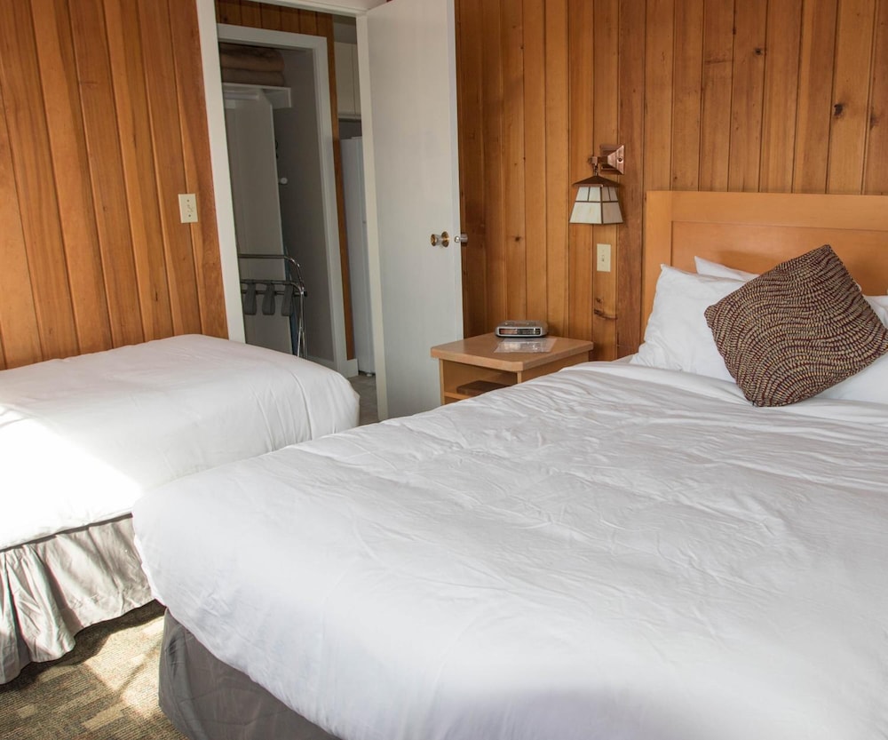 The Cedarwood Inn & Suites