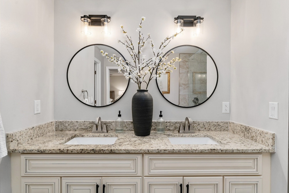 Designer Pet-friendly Retreat With Heated Pool 5 Bedroom Home