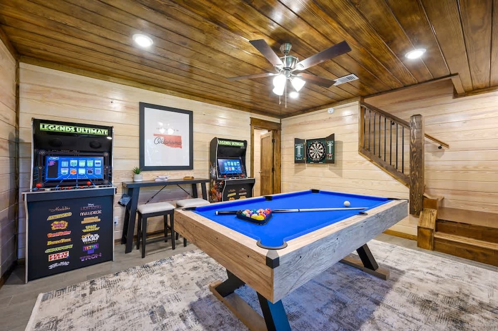 Family-friendly Broken Bow Cabin w spa Game Room