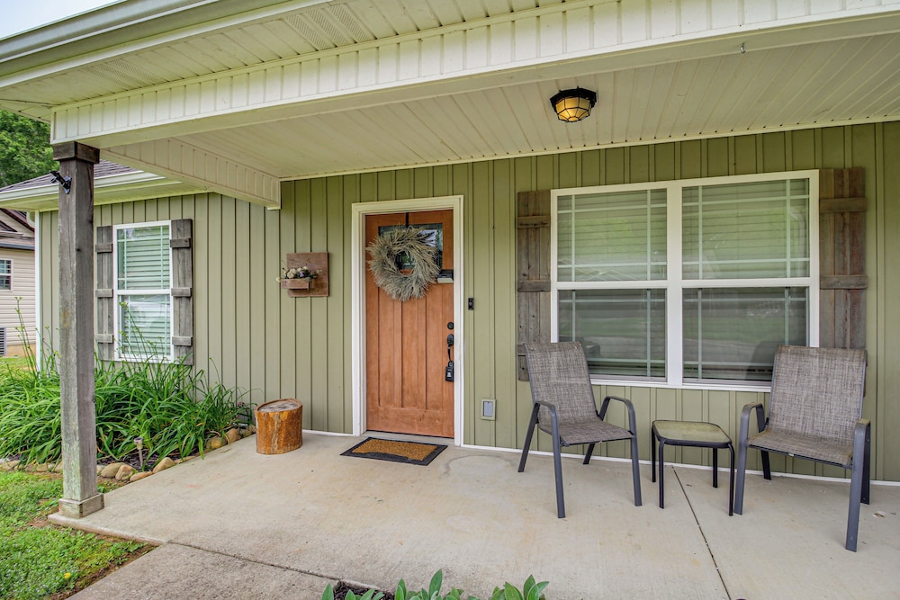 13 Mi to Chattanooga: Family Home w/ Backyard!