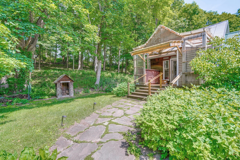 9 Mi to Dtwn Hudson: Pet-friendly Home w/ Pool