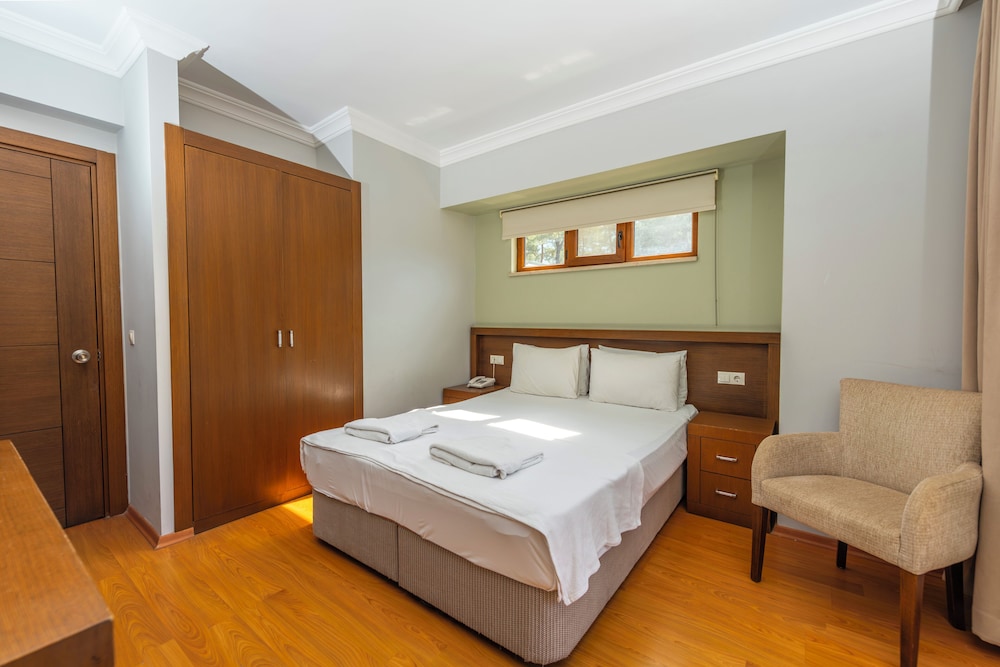 Hotel Pine Valley