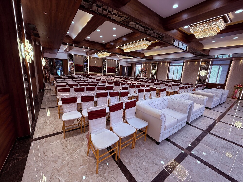 Hotel Saffron Grand Thane