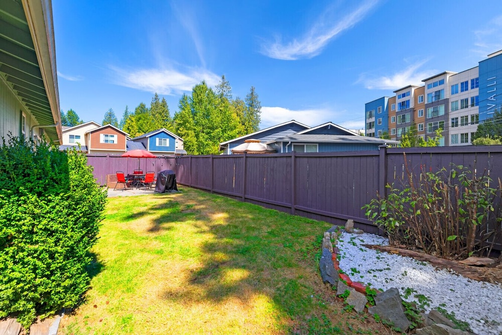 Family-friendly 2BR Home in Lynnwood w Parking