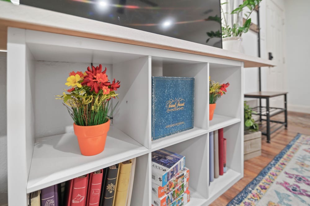 Cozy Spacious Allergy Friendly Retreat - 4BR