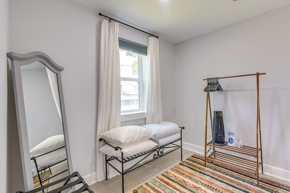 1 Mi to Pleasure Pier: Walkable Home in Galveston