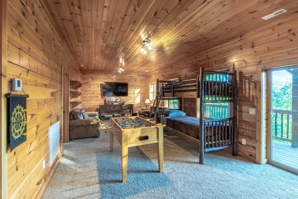 Luxury 4200 Sqft Log Cabin on 50 Acres Sleeps 16