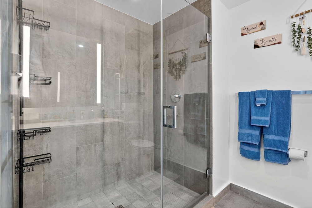 CBD Luxepad Penthouse Studio 1 King Bed Gorgeous Bay Views Pool Hottub Gym Restaurants