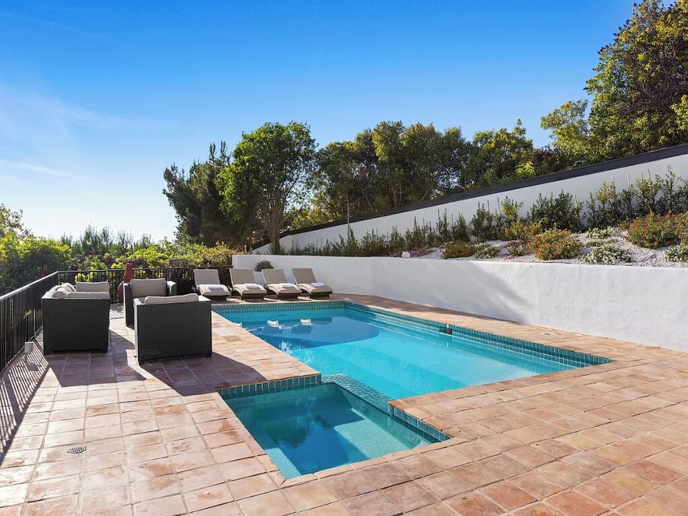 Villa Costera - Tree-lined Tranquility: 3-level Entertainer's Dream