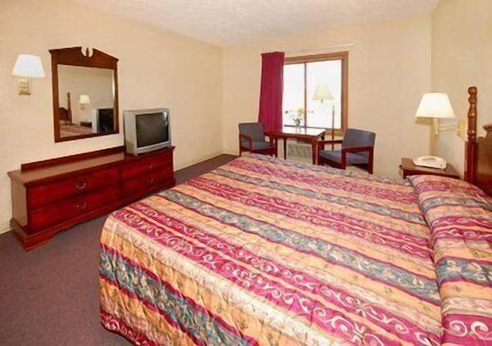 Econo Lodge Traverse City South view 5
