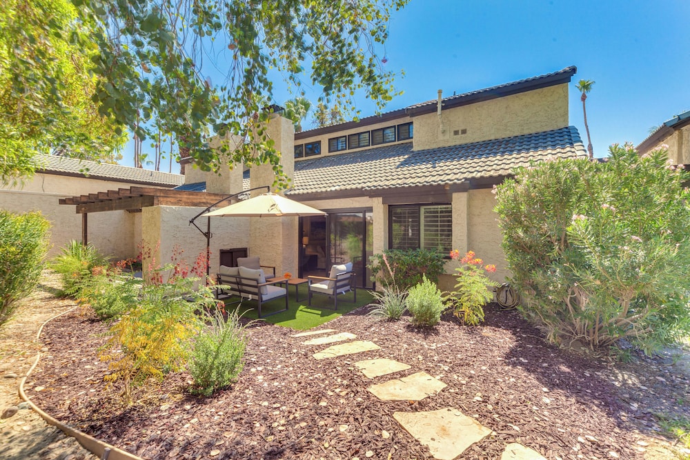 Resort-style Palm Springs Townhome w/ Pool Access