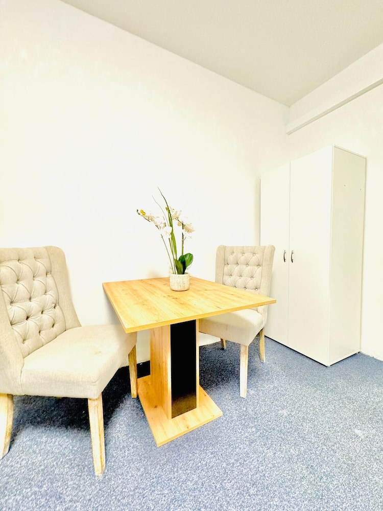 Spacious 7BR Apartment Prime Location