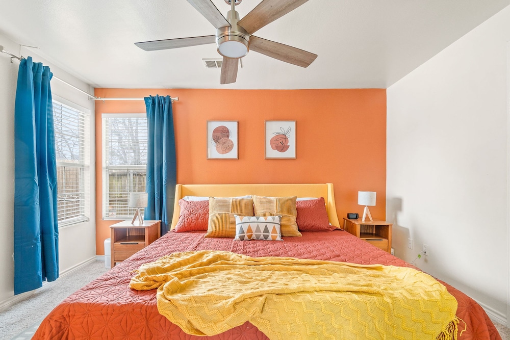 Dallas Retro House King Bed Backyard