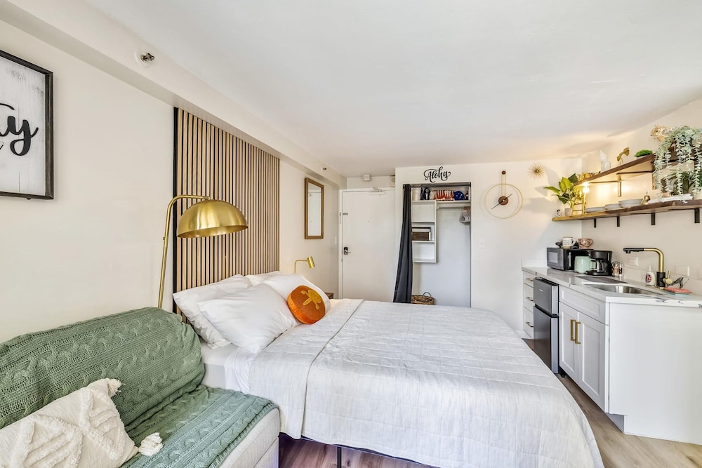 Bright Cozy Condo Unit With Balcony