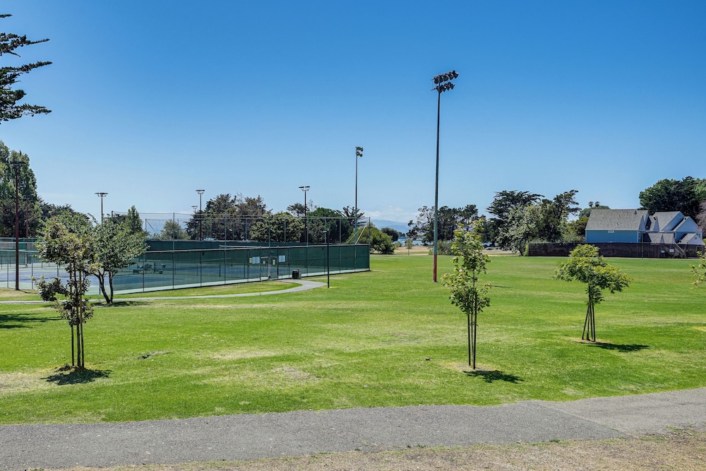 Stroll to SF Bay Beaches! Cozy Home in Alameda