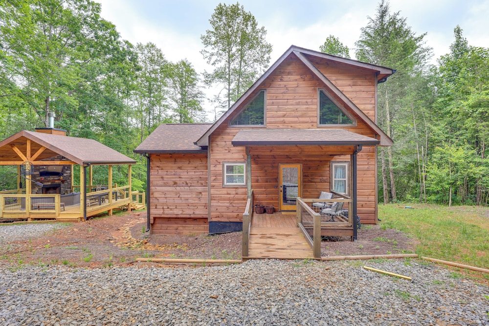 Hot Tub & Deck: Riverfront Mccaysville Cabin!