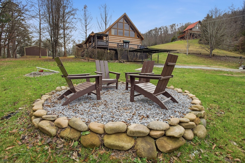 Boujee Bear Cabin With Hot Tub & Putting Green 2 Bedroom Cabin
