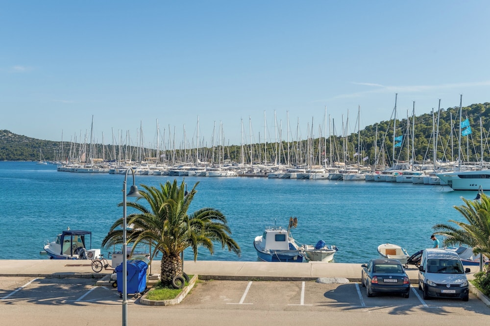 Seafront apartments Marija with terrace and mooring