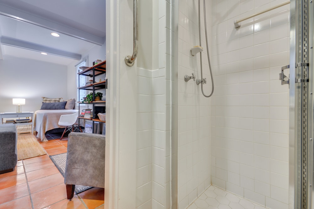 Walk to Main St: Historic High Point Carriage Home