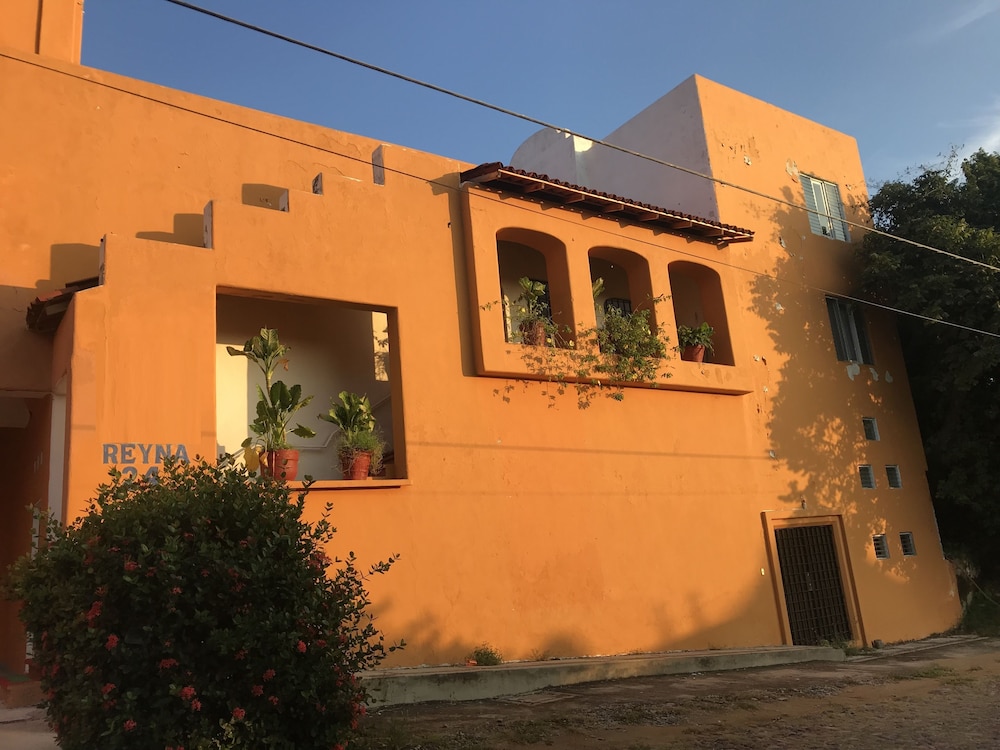 Hotel Casa Mexicana La Reyna - Image 1