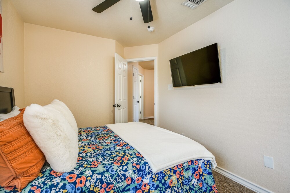 San Antonio Townhome ~ 2 Mi to Aquarium! view 5