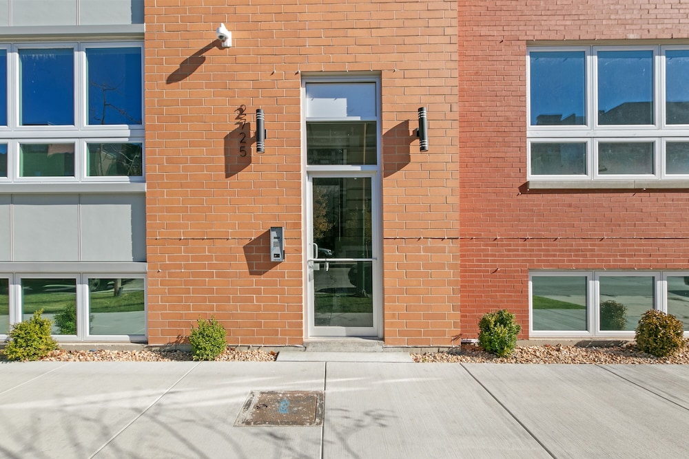 Upscale 3BR Apt with Parking in Ashland - Image 1