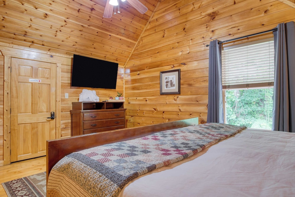 Triple Mountain View by Avantstay: Hot Tub, Game Room & Stunning Smoky Mountain Views