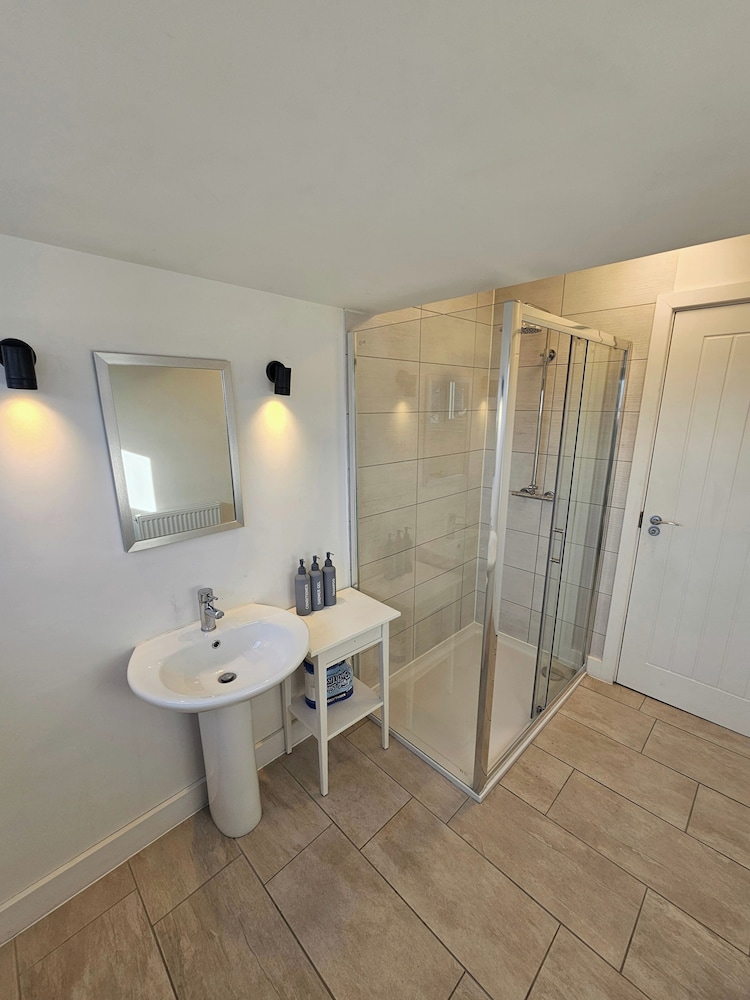 Apartmentsleeps4-marketquarter-wifi-parking