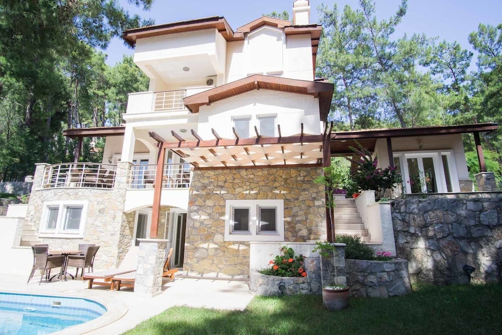 Larmos Villa