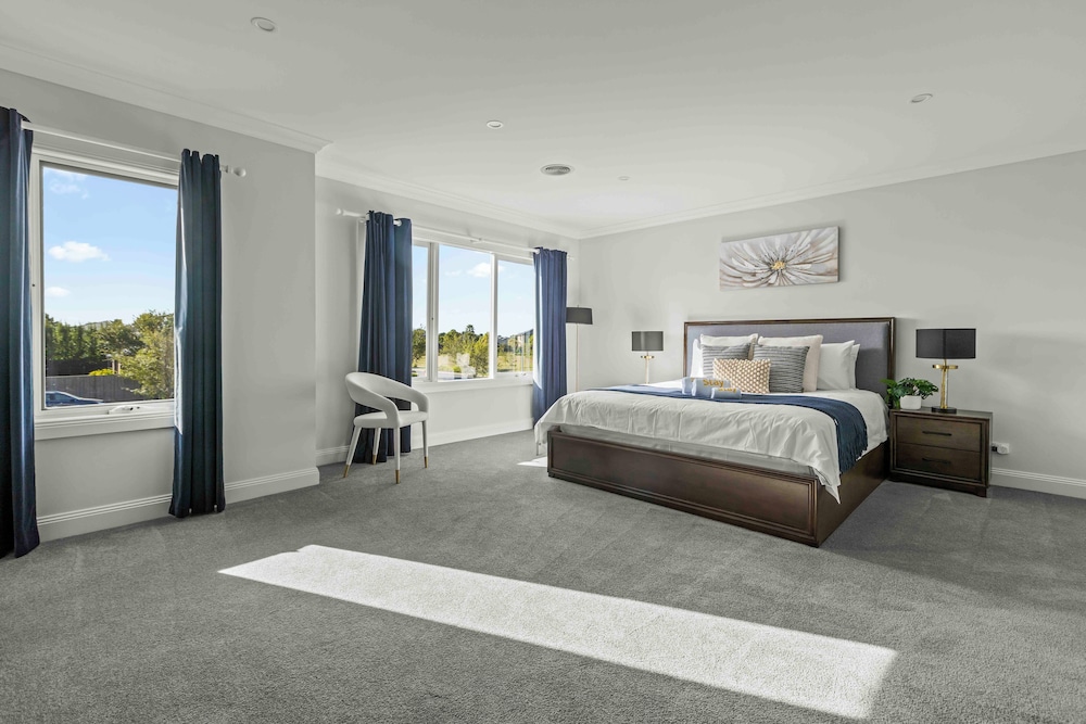 StayAU Contemporary 5BRM Families Home Point Cook