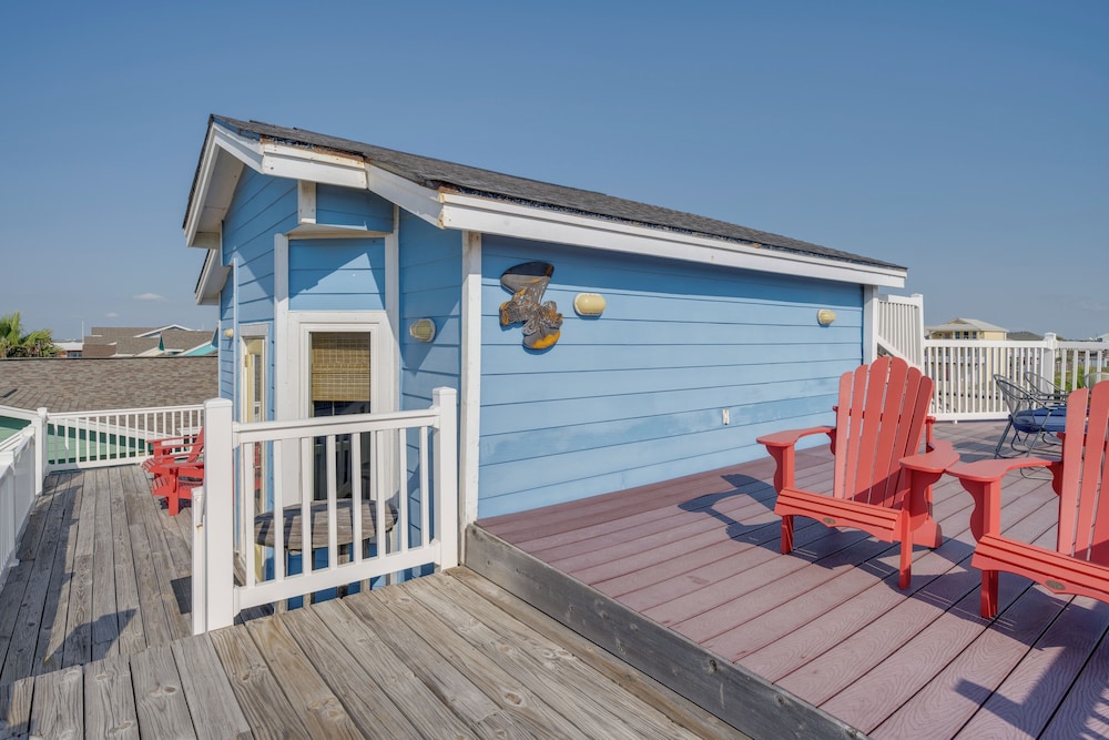 Port Aransas Home: Private Pool < 1 Mi to Beach!