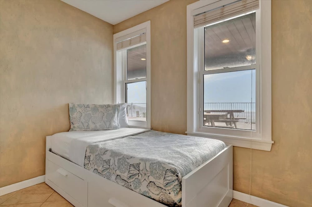 Stones Throw Beachfront Family Suite 3 Views