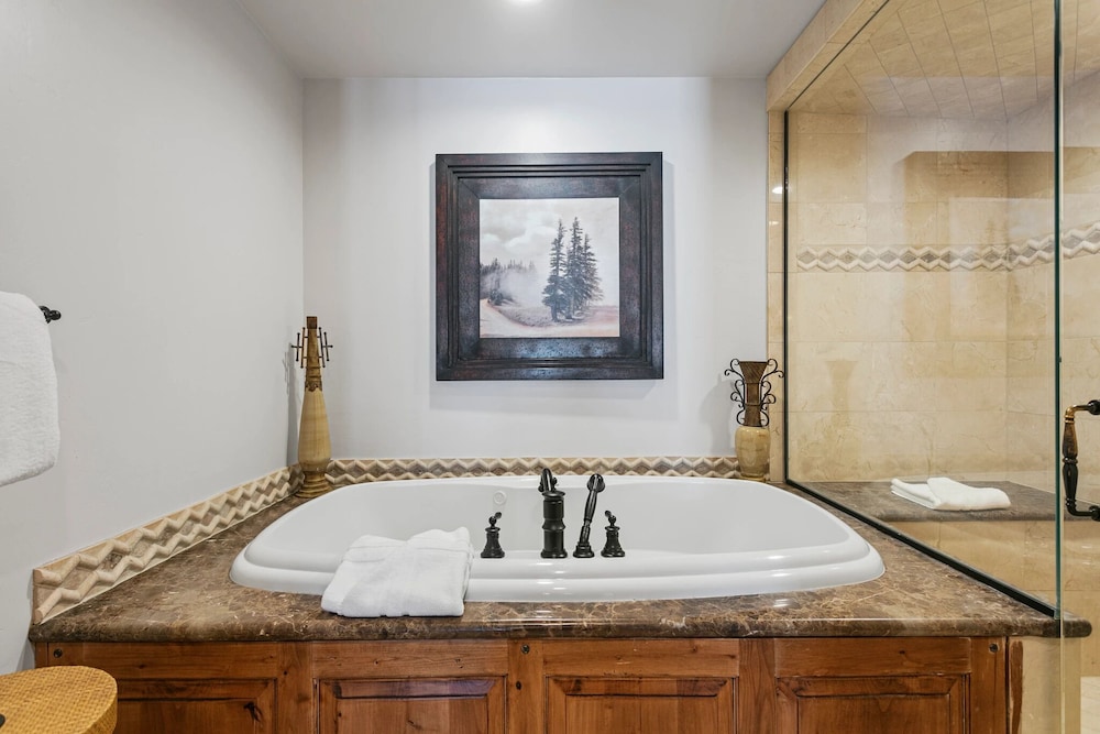 Grand Lodge - 3 Bedroom Deluxe #304 - Ski-in/out 3 Condo