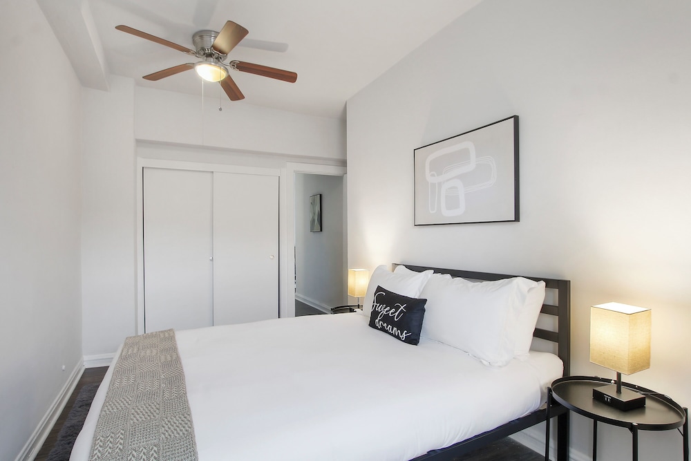 Sleek 2BR - Hyde Park 405