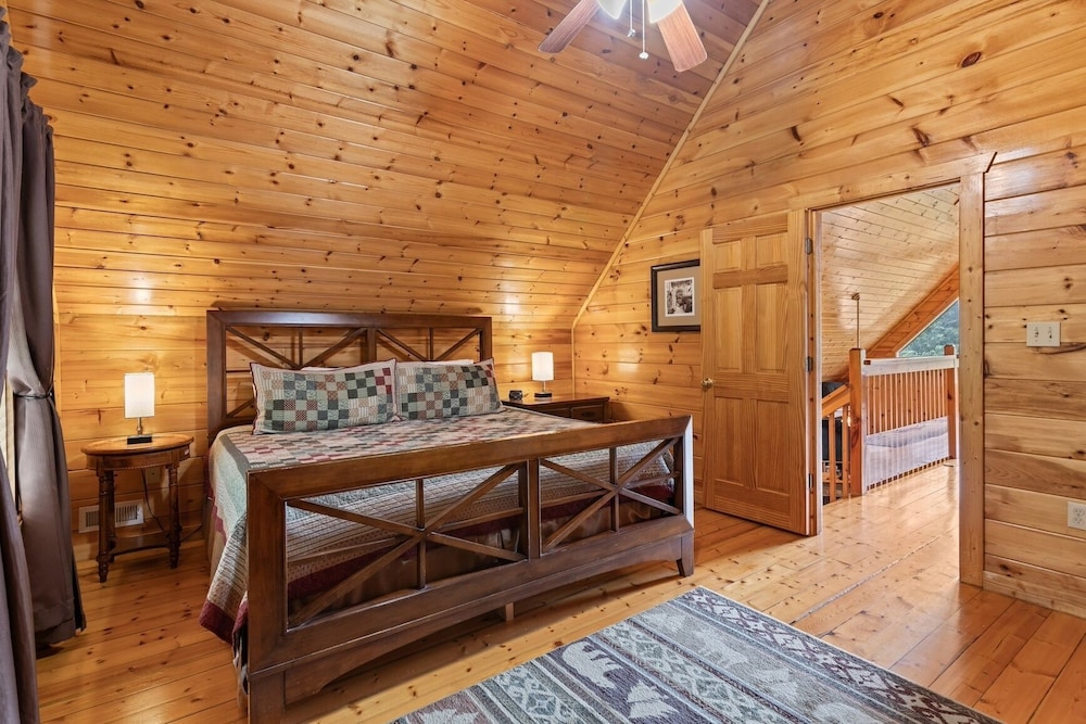 Triple Mountain View Stunning 4 BDR Cabin w/ Private Hot Tub, Game Room